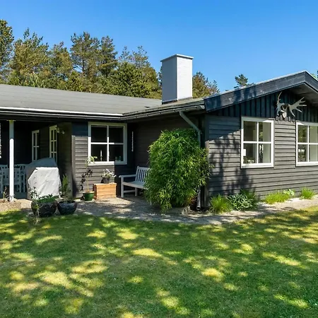 Ellinore Holiday home Hals