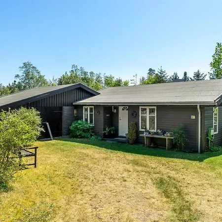 Ellinore Holiday home *